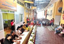 Ban Trị sự GHPG Việt Nam tỉnh Trà Vinh tặng 200 phần quà cho các hộ có hoàn cảnh khó khăn ở TP. Trà Vinh