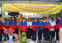 Khánh thành cầu giao thông nông thôn và bàn giao nhà “Sen búp xin tặng người”