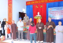 Ban Trị sự thăm và trao 300 phần quà đến bà con bị ảnh hưởng lũ lụt