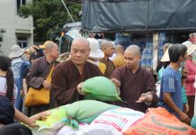 Đoàn Từ thiện xã hội GHPGVN tỉnh Vĩnh Long sẻ chia yêu thương 200 phần quà đến với bà con Đắk Lắk